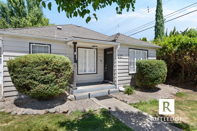 Building Photo - Central Medford Cutie
