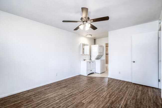 Building Photo - Lakeside Upstairs First Month FREE 1 Bd / 1 ba w/ In Unit  Laundry, Parking, + Water/Trash Included