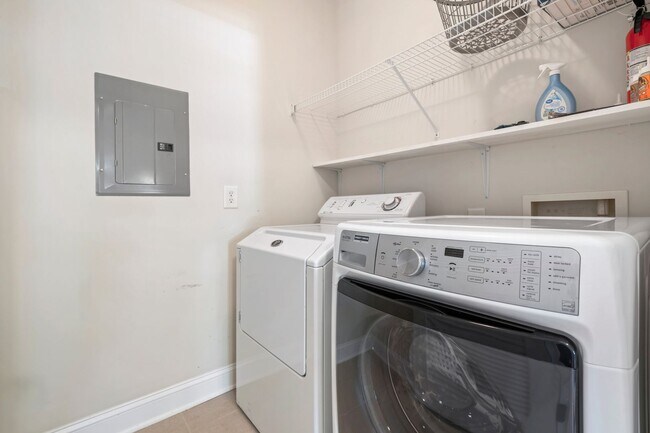 Building Photo - Fully Furnished  | Utilities Included | Flexible Lease Terms
