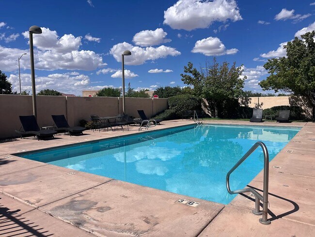 Building Photo - 6800 Vista Del Norte Dr NE