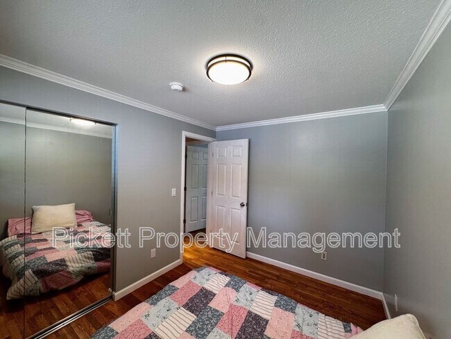 Building Photo - 2270 Madrona Dr SE