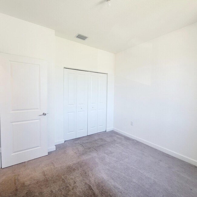 Building Photo - 20742 NE 5th Ct