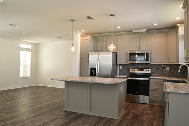 Building Photo - 1902 W Gleneagles Rd