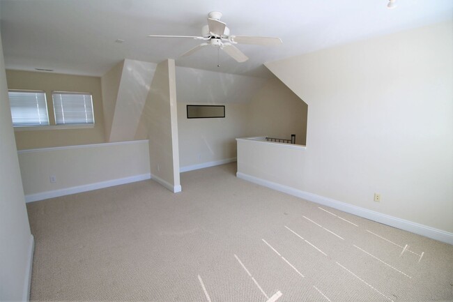 Building Photo - 2BR, 2BA Duplex with Close Water Access fo...