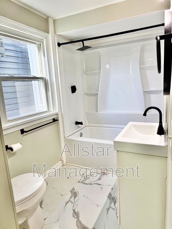 Building Photo - 924 Spring Ave NE