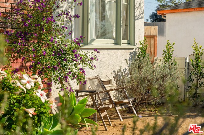 Building Photo - 818 Palms Blvd