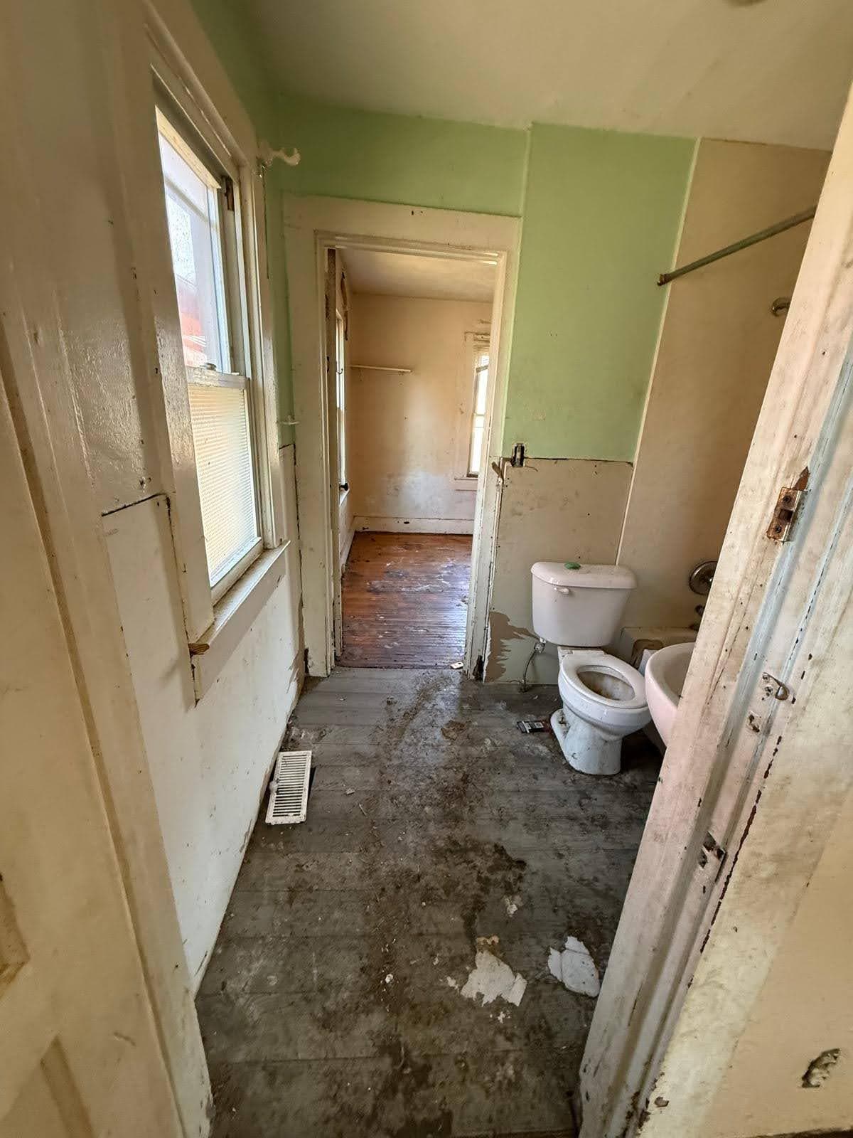 Building Photo - 1236 E Clay St