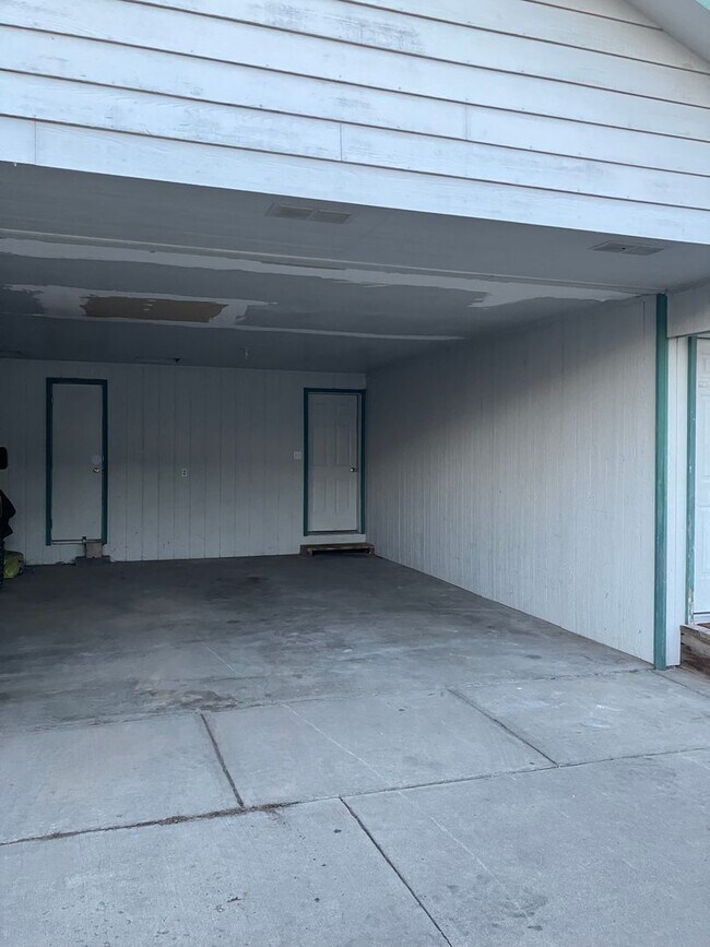 Building Photo - 903 E White Birch Ave