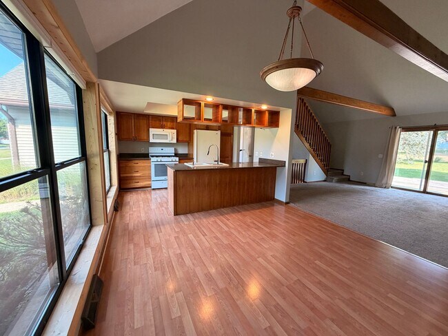 Building Photo - 1795 Forest Lake Dr SE