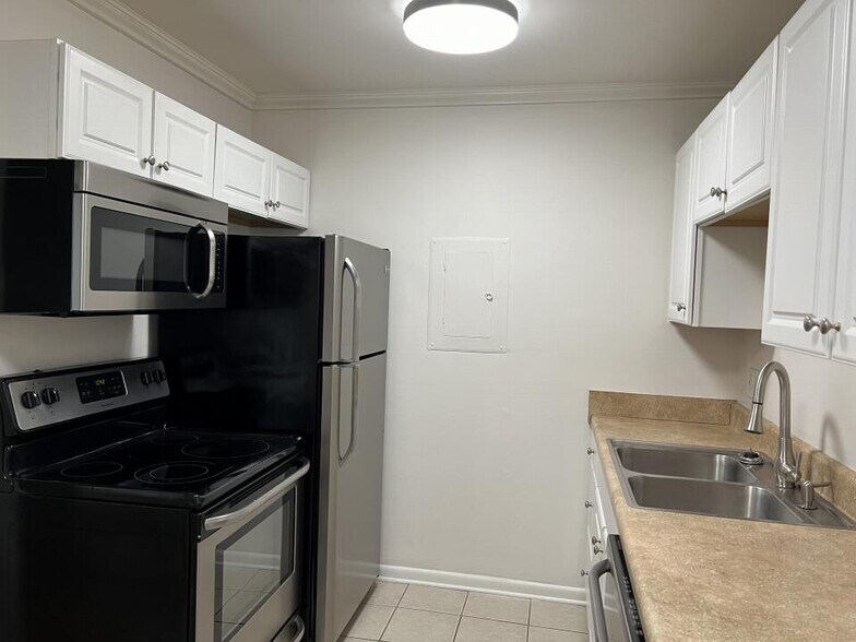 Building Photo - 2601 Hillsboro Pike