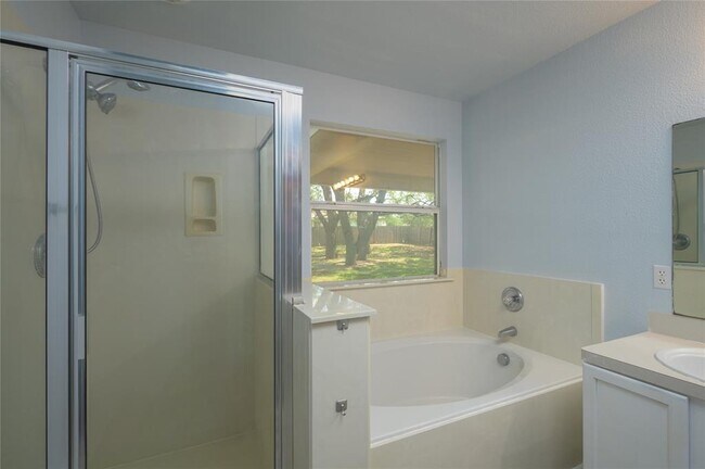 Building Photo - 2401 Haven Dr