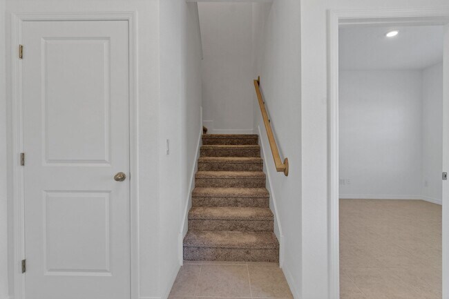 Building Photo - Like-New Ashton Woods Spacious 5BR 4BA, Prime Location Near I-4!