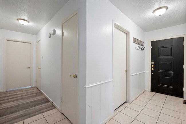 Building Photo - Fully Furnished Rental!!