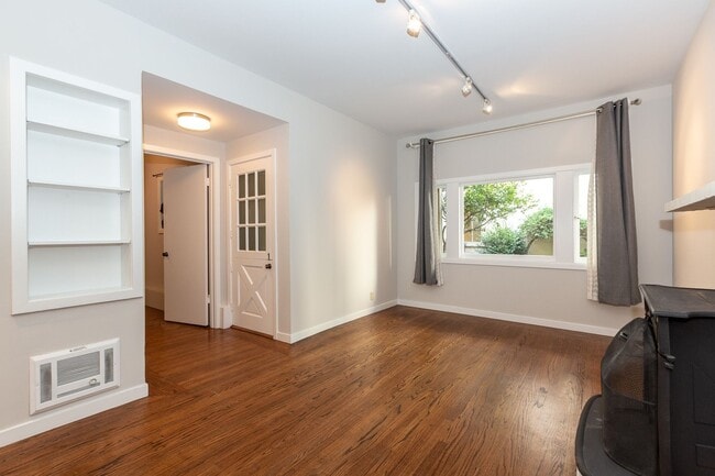 Building Photo - Pacific Heights: Remodeled Garden Apartment w/ Shared Patio One Block from the Presidio