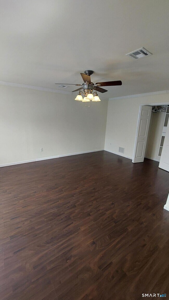 Building Photo - 11 Mannions Ln