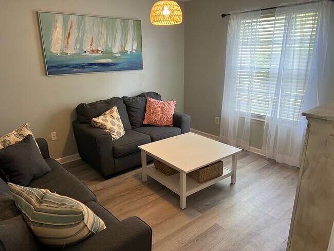 Building Photo - 11097 Barbizon Cir E