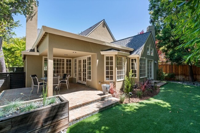 Building Photo - Contemporary Home in Desirable Community C...
