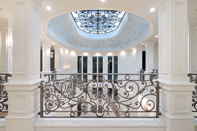Building Photo - 718 N Rodeo Dr