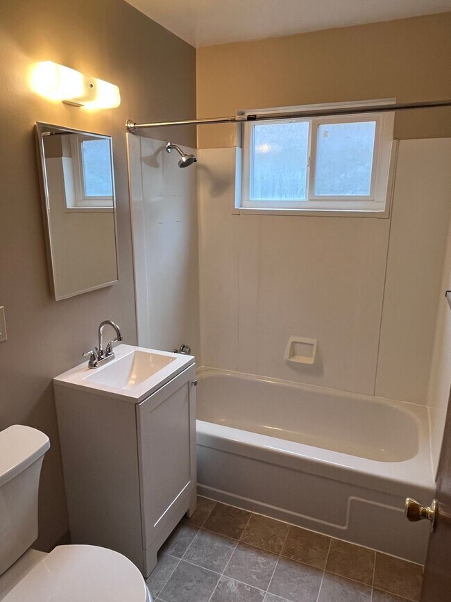 Building Photo - NICE QUAINT APARTMENT IN COLFAX!!