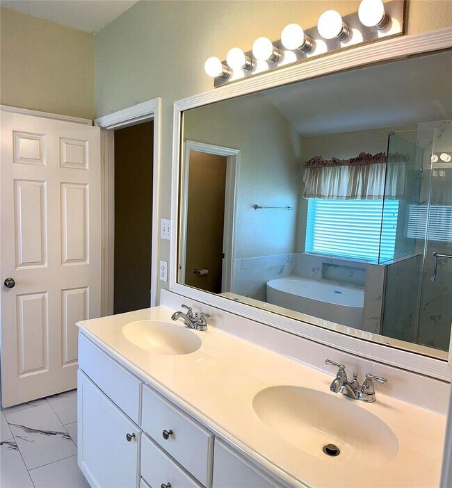 Building Photo - $500 off first months rent with Move in by...