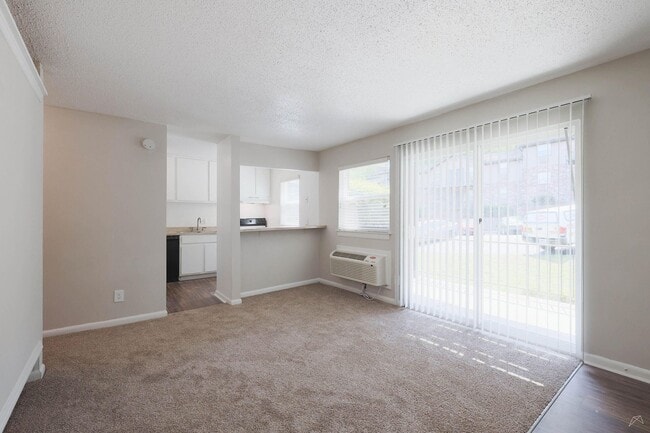 Building Photo - NEW 1x1!  Fantastic Emory area location - ...