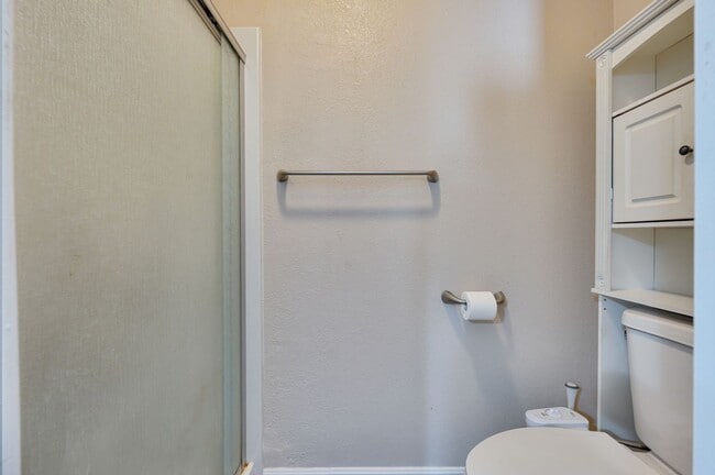 Building Photo - Beautifully Updated 3-Bed Townhome in Carm...
