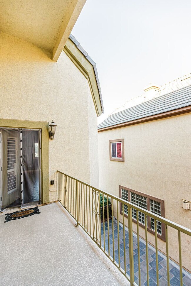 Building Photo - Queensridge Home