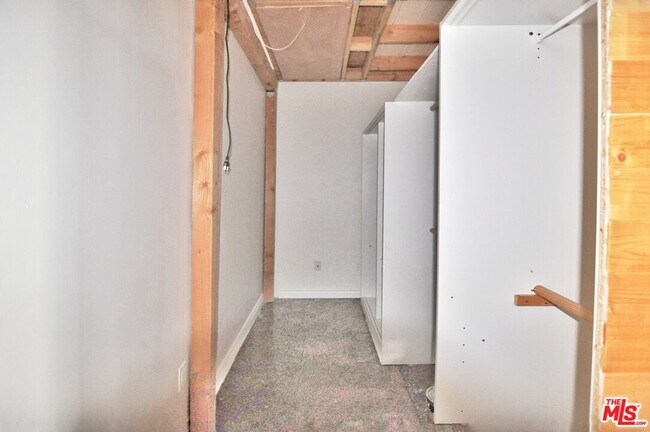 Building Photo - 215 W 7th St