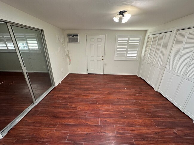 Building Photo - 1705 N Santa Anita Ave