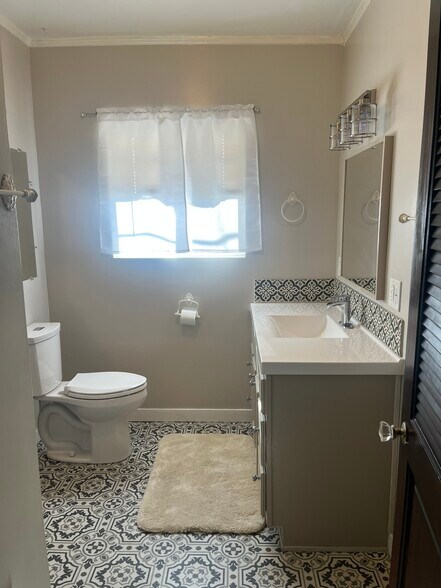 Bathroom - 1132 N Heliotrope Dr