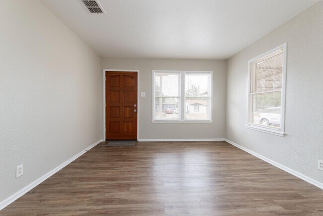 Building Photo - 875 Utopia Ln