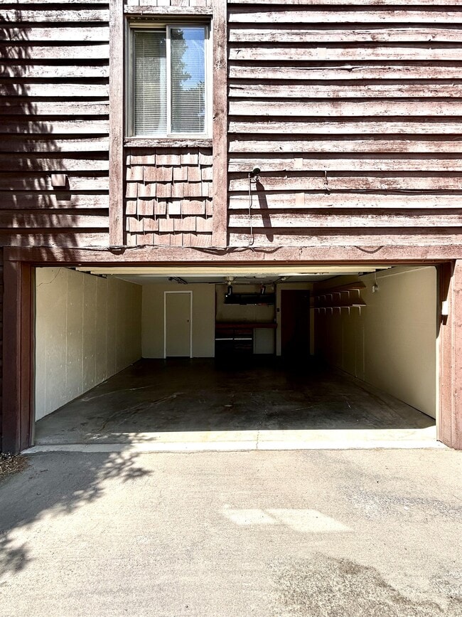 Building Photo - 2510 Plumtree Grove