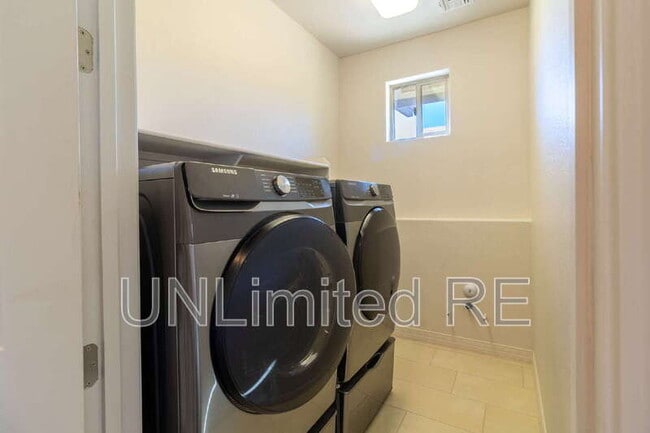 Building Photo - 2513 W Pollo Cir