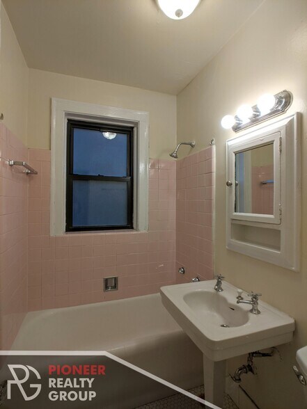 Building Photo - 4542 N Damen Ave