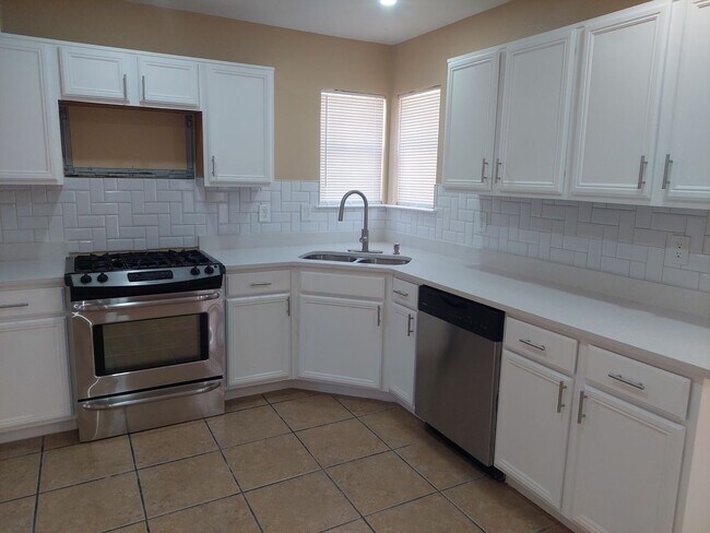Building Photo - 4 BEDROOM 3 BATHROOM HOME! fully remodeled...