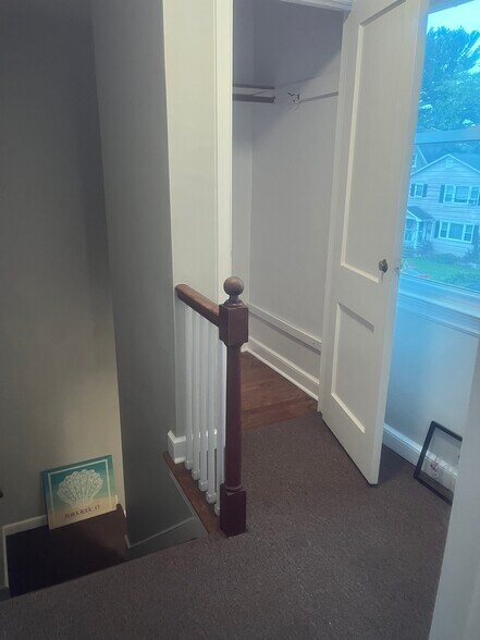 Building Photo - 136 King St