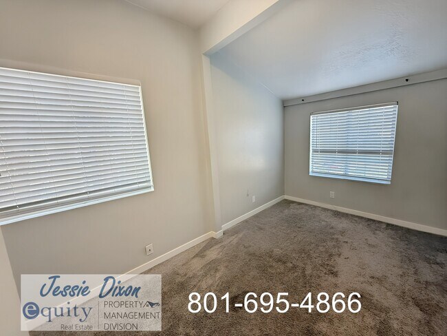 Building Photo - 866 E 22nd St