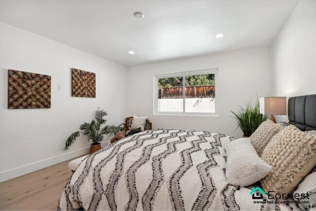 Building Photo - 4 + 3 Elegant Sherman Oaks Retreat with Po...
