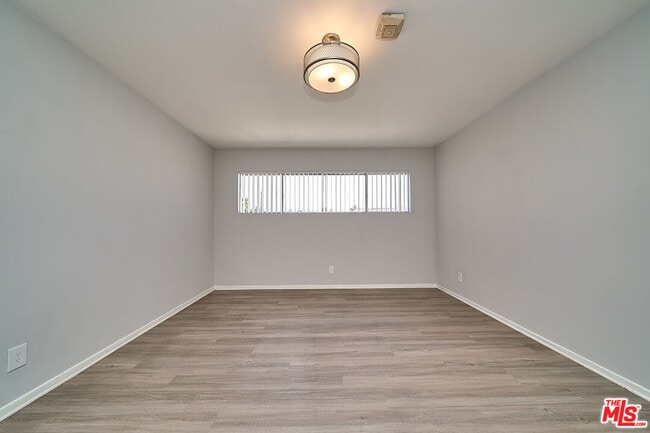 Building Photo - 835 S Norton Ave