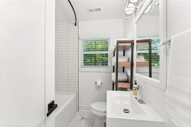 Building Photo - 500 Collier Ridge Dr NW