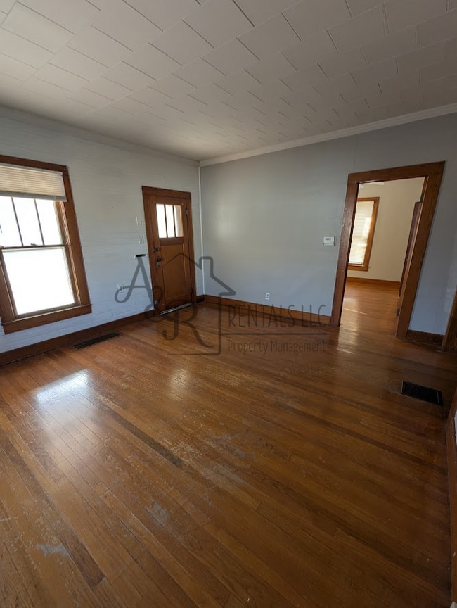 Building Photo - 206 W 1st St