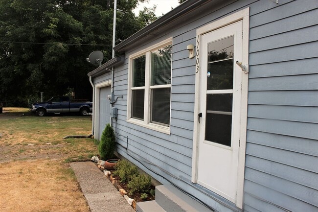Building Photo - Clean 2 bedroom 1 bath by Columbia River Marina!
