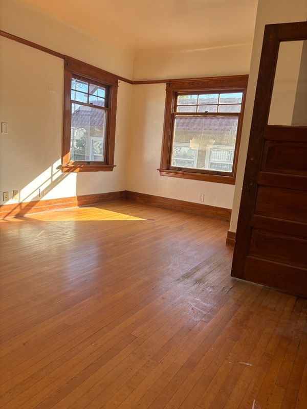 Building Photo - 2618 Kenwood Ave