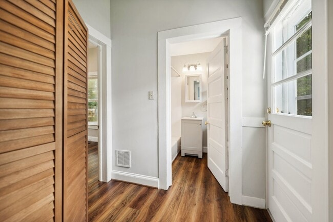 Building Photo - Totally Updated 3 Bed 1 Bath in Old West D...