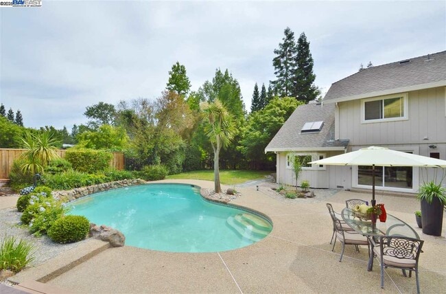 Building Photo - 2051 Pebble Dr