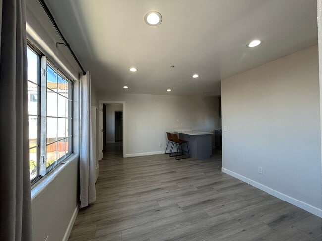 Building Photo - Newly Renovated 3 Bed / 2.5 Bath Apartment...