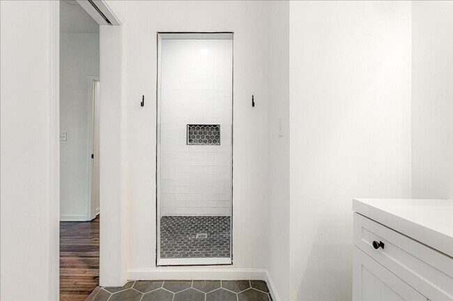 Building Photo - Live Stylishly. Live Comfortably. Live Memphis