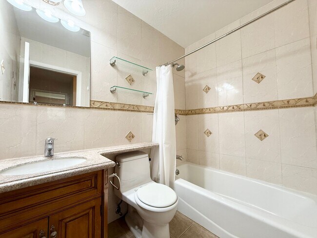Building Photo - Gorgeously Updated 4-Bed/3-Bath Home & Ent...