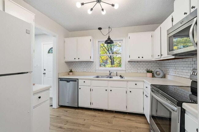 Building Photo - 3-Bed Spacious End Unit Townhouse