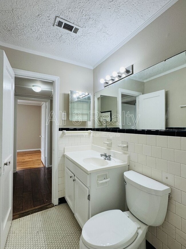 Building Photo - 301 Bradley Dr
